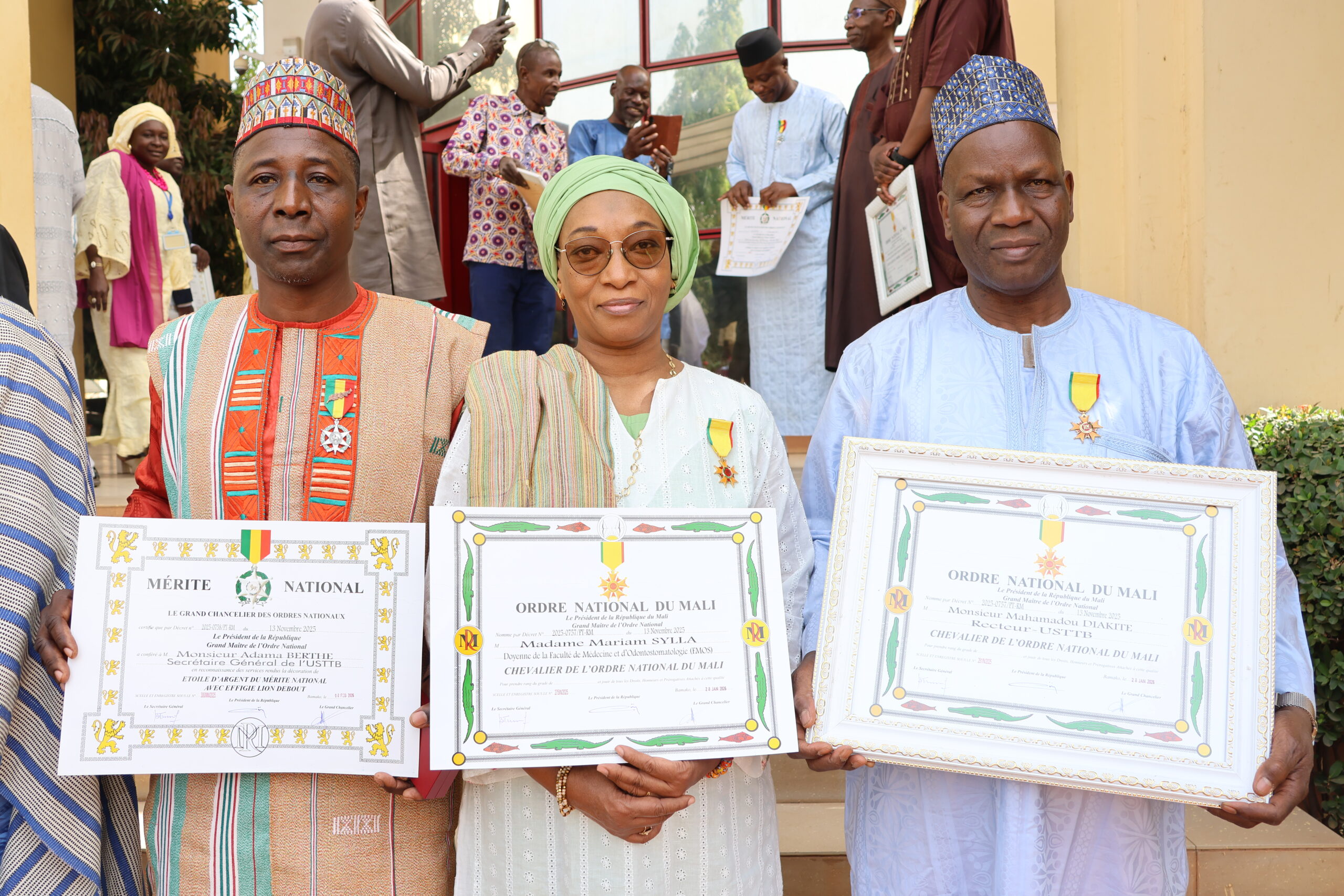 Distinctions Nationales : Le Pr Mahamadou DIAKITE, Recteur de l’USTTB décoré avec madame le Doyen de la FMOS, Pr Mariam SYLLA